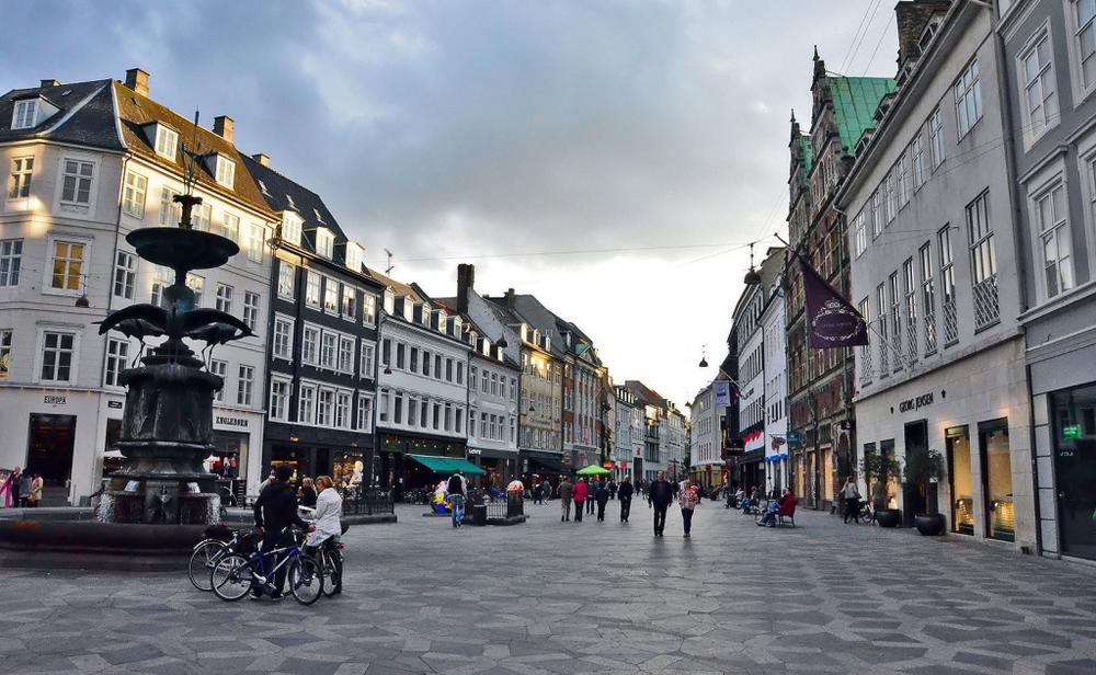 Пешеходная улица Стрегет в Копенгагене - самая длинная торговая пешеходная зона в Европе