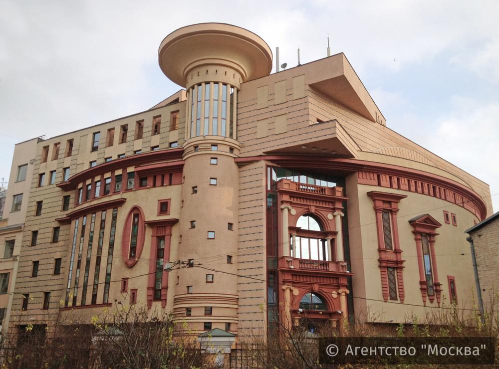 В ряд спортивных проектов затесалось необычное здание московского театра «Et Cetera»