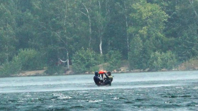 Спасатели пришли на помощь челябинцу, открывшему купальный сезон на реке Миасс