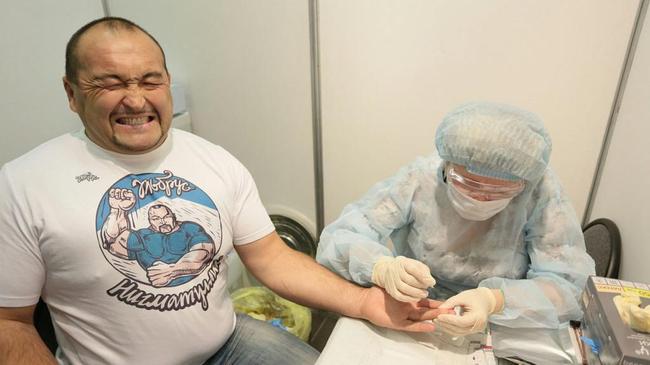 На акции по ВИЧ-тестированию силач Эльбрус испугался вида крови