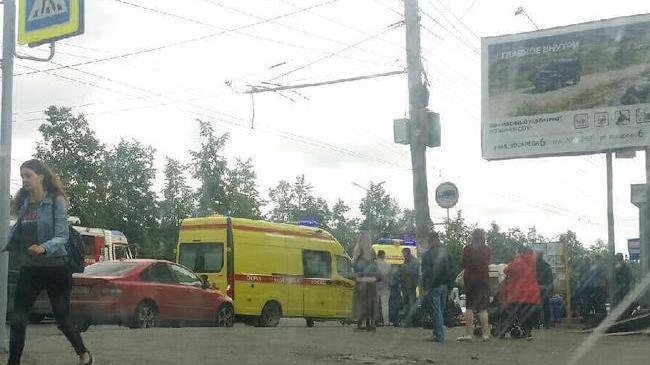 Много “скорых” и реанимобилей. В Челябинске несколько человек пострадали в ДТП с маршруткой