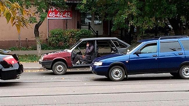 Сеть "взорвало" фото магнитогорца, разъезжающего на авто без дверей