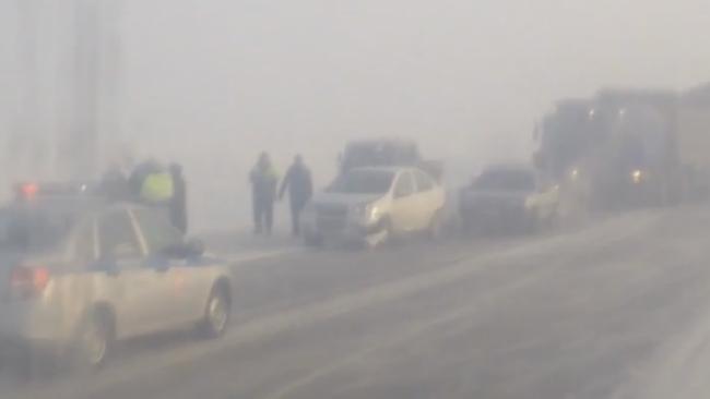 В тумане на трассе столкнулись шесть машин.