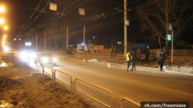 Водитель машины ВАЗ насмерть сбил женщину, переходившую дорогу на зеленый свет.
