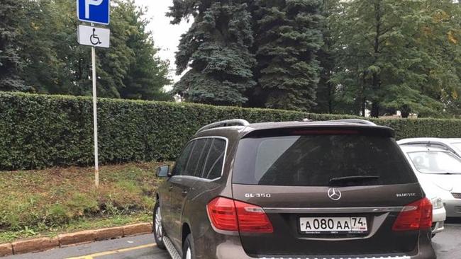 Челябинский глава паркует свой Mercedes на месте для инвалидов. ФОТО