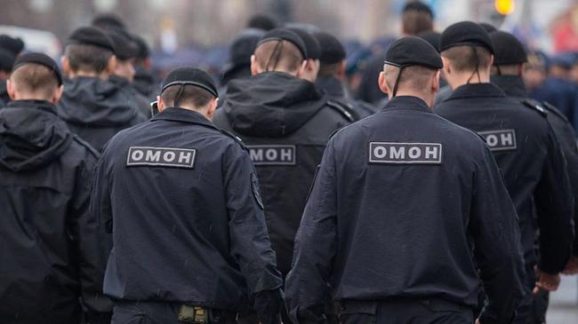 В Челябинске силовики задержали около 50 человек у одного из ресторанов города