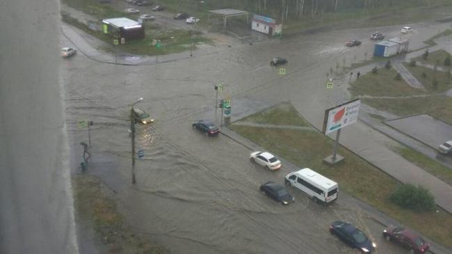 В Челябинске после ливня под воду ушли десятки улиц