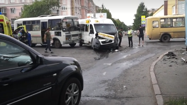 В Челябинске в ДТП попали сразу два маршрутных такси и грузовик