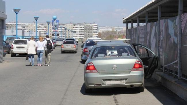 Новые ловушки у ТРК: автомобиль челябинца эвакуировали с тротуара-невидимки