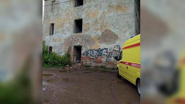 В Челябинске обрушился заброшенный дом. Пострадала 14-летняя девочка‍