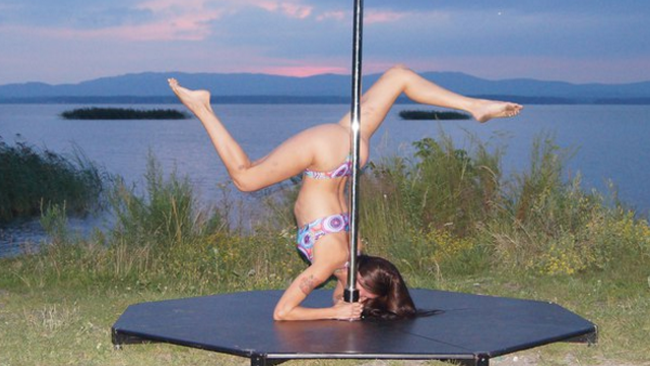 Озерские танцовщицы устроили фотосессию в купальниках с шестом на городском пляже