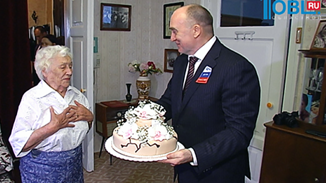 Дубровский поздравил жительницу Челябинска со 100-летним юбилеем 