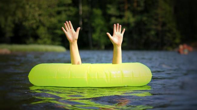 Трое детей едва не утонули на озере Смолино