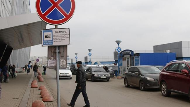 Челябинцам запретили ставить автомобили на парковке ТРК «Родник»