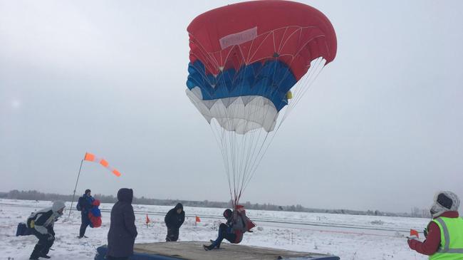 Снег не испугал: в Челябинске парашютисты соревнуются в точности приземления