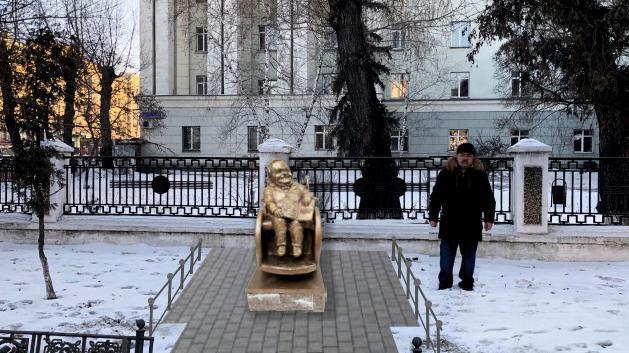 В Челябинске может появиться скульптура писателя на инвалидной коляске