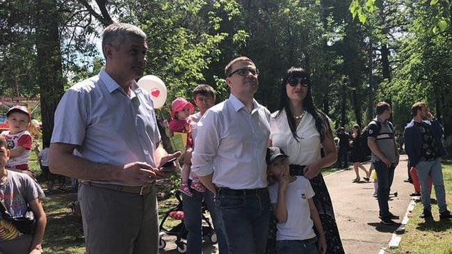 Алексей Текслер с семьей встретил День защиты детей