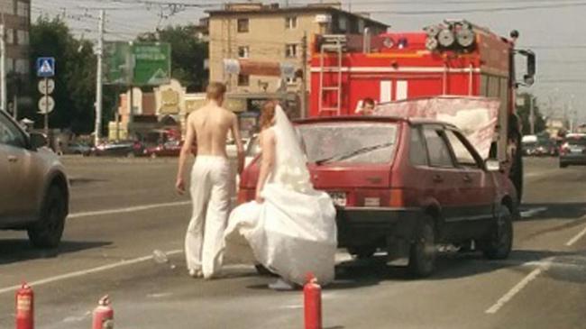 Машина с женихом и невестой вспыхнула на проспекте в Челябинске