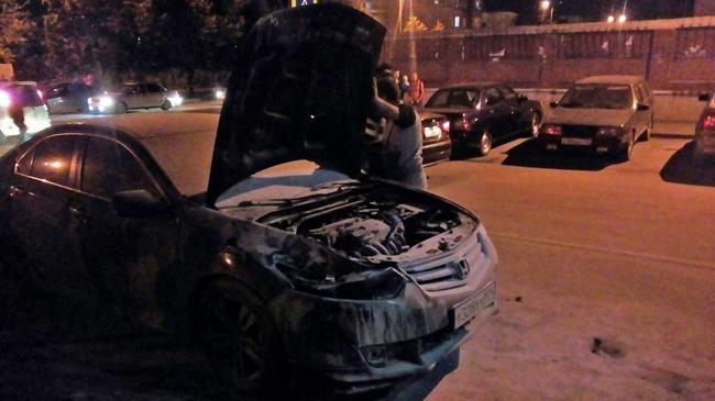 В Челябинске во время салюта на парковке загорелась Honda Accord