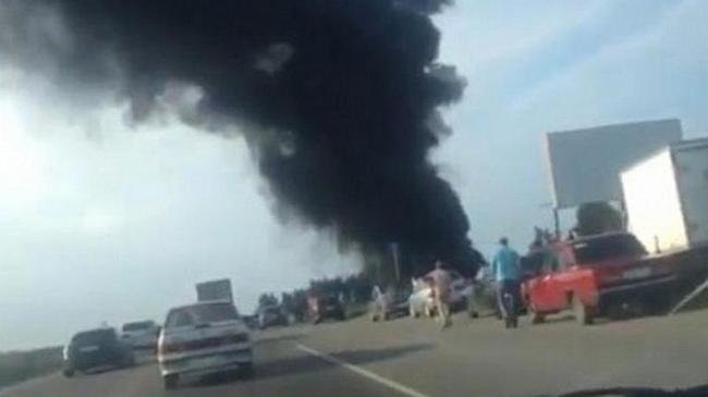 Черные клубы дыма сняли на видео на въезде в Челябинск