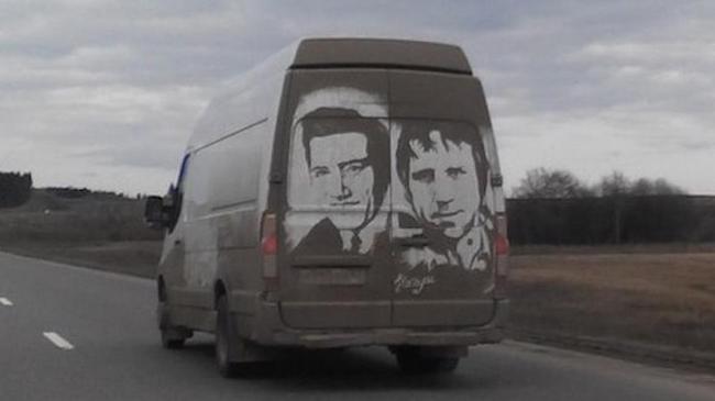 Соцсети «взорвали» фото «ГАЗели» с необычными рисунками по грязи! Автомобиль был замечен на трассе Магнитогорск-Челябинск.