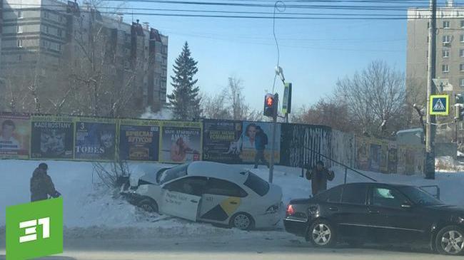 Машина Яндекс.Такси вылетела с дороги в Челябинске