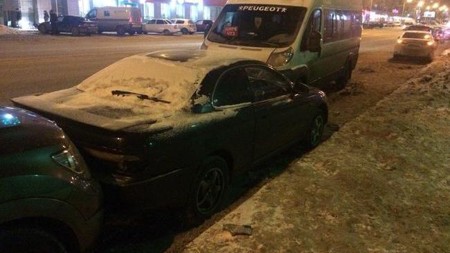 Побил три машины и умер. Водителю маршрутки в Челябинске стало плохо за рулём