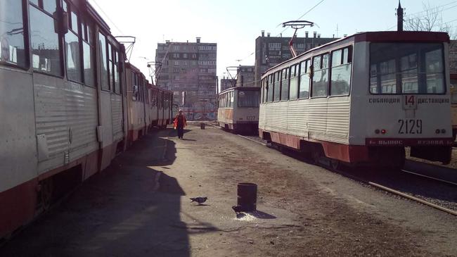 На северо-западе Челябинска трамваи стояли несколько часов из-за смерти пассажира в вагоне