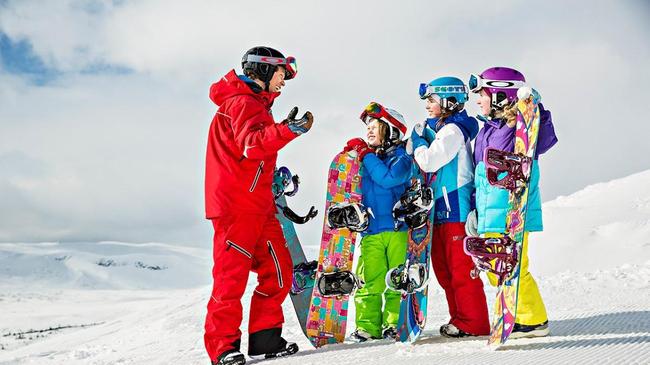 Южноуральских школьников бесплатно учат кататься на сноуборде.