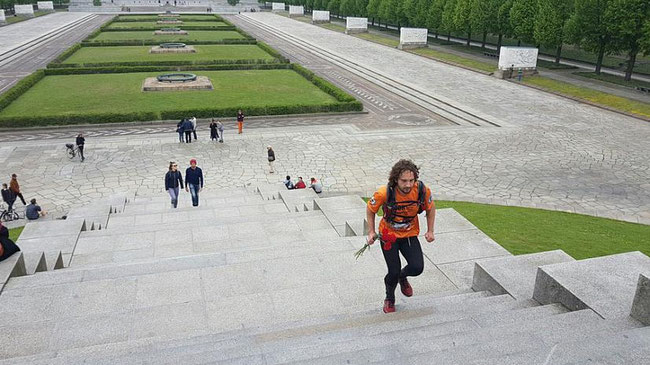 Магнитогорский марафонец возложил цветы к монументу «Воин-освободитель» в Берлине 