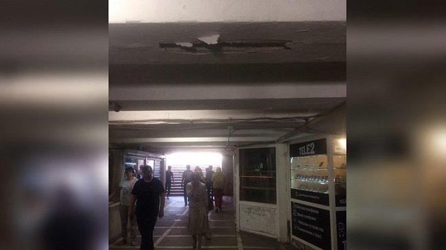 Потолок упал в подземном переходе на Площади Революции