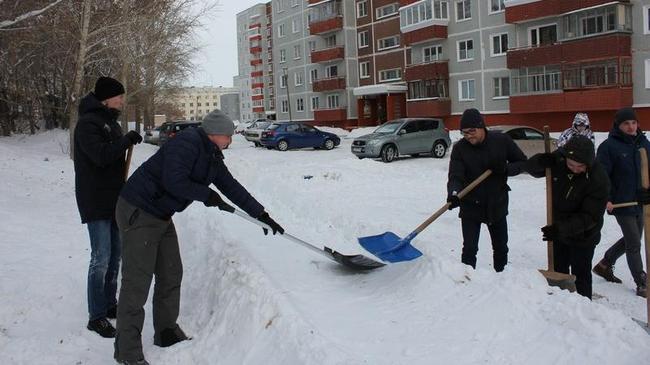 Друзья из Озерска решили безвозмездно строить во дворах снежные городки