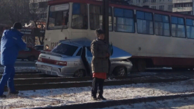 «Не заметил и протащил». В Челябинске автомобиль зажало между столбом и трамваем