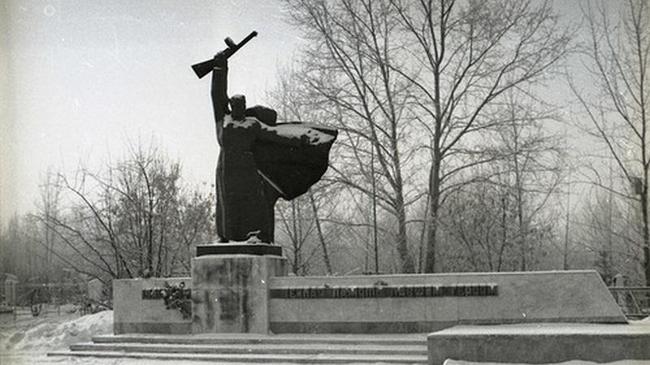 Памятник "Солдат с автоматом". Успенское кладбище.