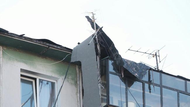 Ураганный ветер сорвал крышу пятиэтажного дома