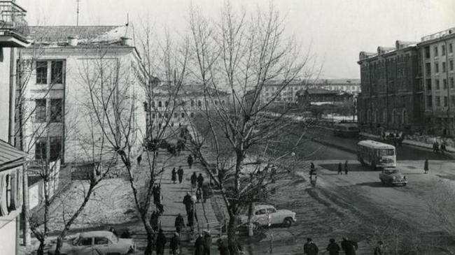 Здание ткацкой фабрики по направлению от перекрестка пр. Ленина с улицей Свободы к улице Российской