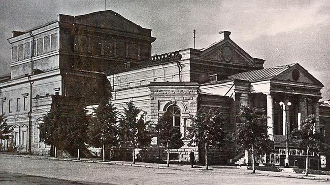 Драмтеатр (ныне Молодёжный театр, сто лет назад — Народный дом). 1962 год