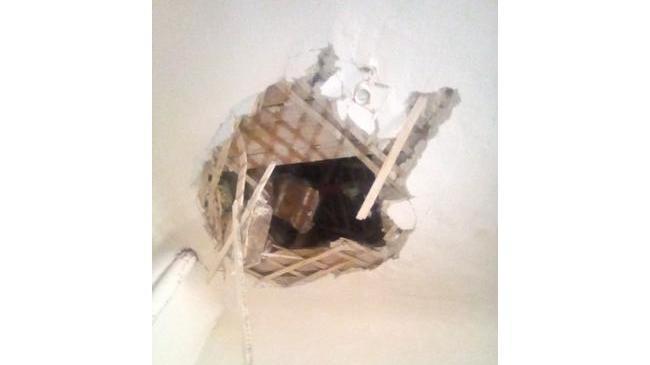 Прилетел с потолка. В общежитии Челябинска человек провалился через дыру в полу