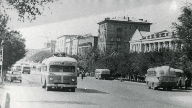 Проспект Ленина, универмаг "Детский мир", магазин "Подарки" и здание ткацкой фабрики