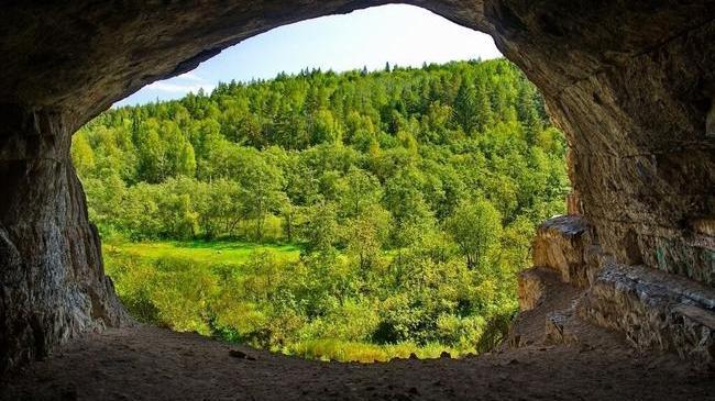 🌞Окно в лето 📷 На снимке - вид из Игнатьевской пещеры.
