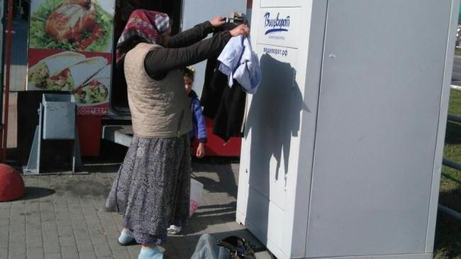 Ящики для сбора одежды в Челябинске облюбовали цыганки