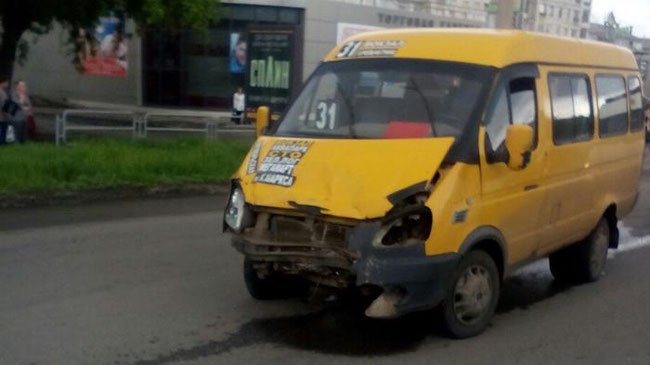 Понадобилось 4 скорых. Маршрутка с пассажирами протаранила иномарку в Челябинской области