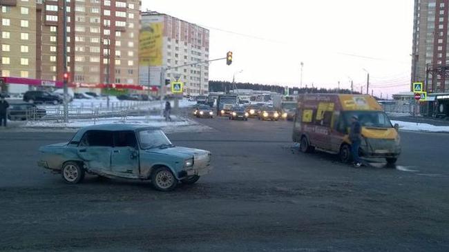 В Челябинске «семерка» врезалась в маршрутку, есть пострадавшие.