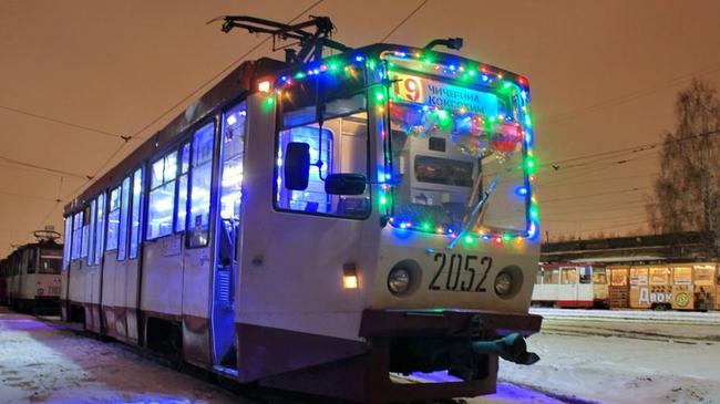 Дед Мороз управляет трамваем в Челябинске