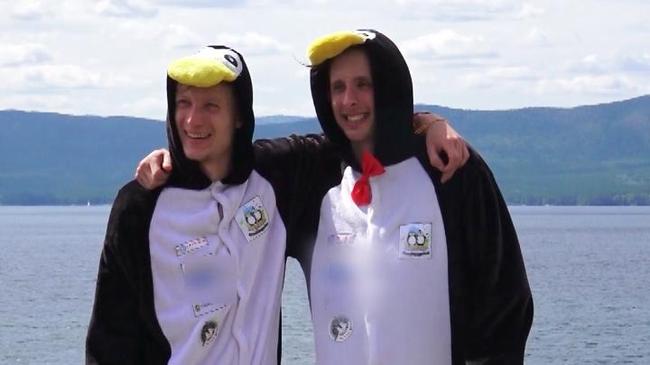 Путешественник из Миасса искупался в Атлантическом океане в костюме пингвина