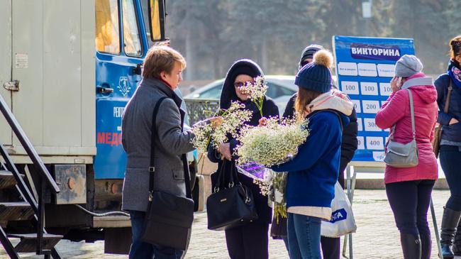 Букет цветов за фото лёгких: челябинцы прошли флюорографию на Кировке 