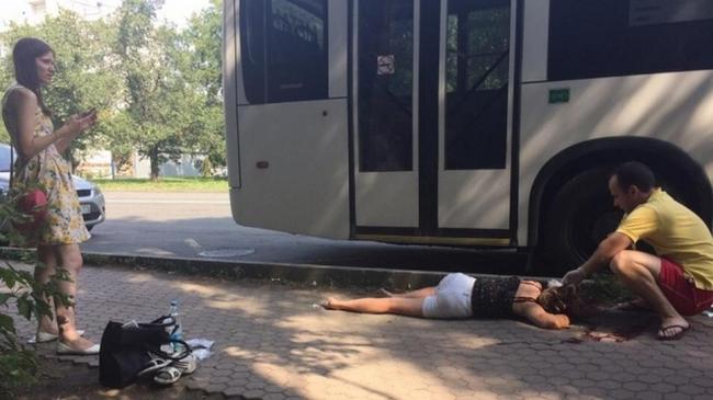 На улице Лесопарковой женщина разбила голову на выходе из автобуса