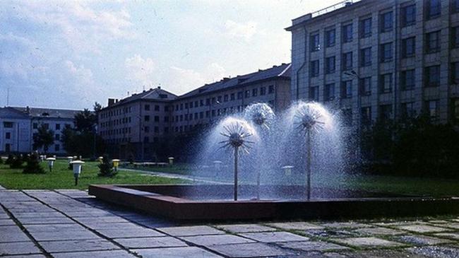 Декоративный фонтан "Одуванчики", фотография 1990 года