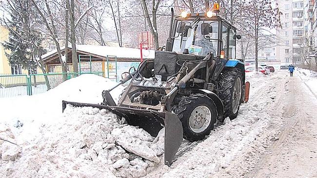 Челябинские дорожники занялись уборкой снега, скопившегося вдоль дорог