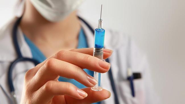 В Челябинске приостановили бесплатную вакцинацию детей от коклюша и столбняка. родителям предлагают купить препарат за свой счет.